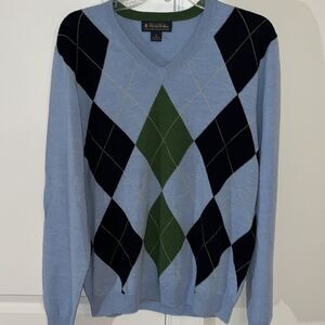 Mens Beautiful Argyle Diamond Merino Wool LS V-Neck Sweater M UNC Carolina BLUE